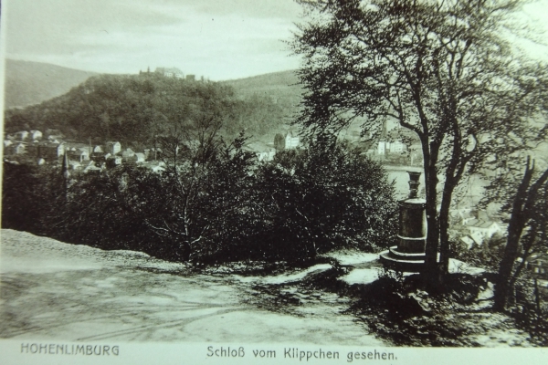 Blick über Möllerdenkmal zum Schlossberg