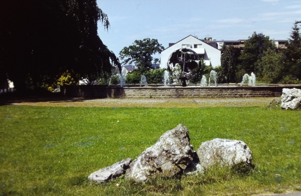 Brunnen mit Weltkugel