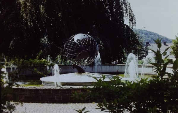 Brunnen mit Weltkugel