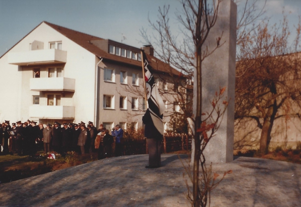 Erste Feierstunde zum Volkstrauertag am Mahnmal