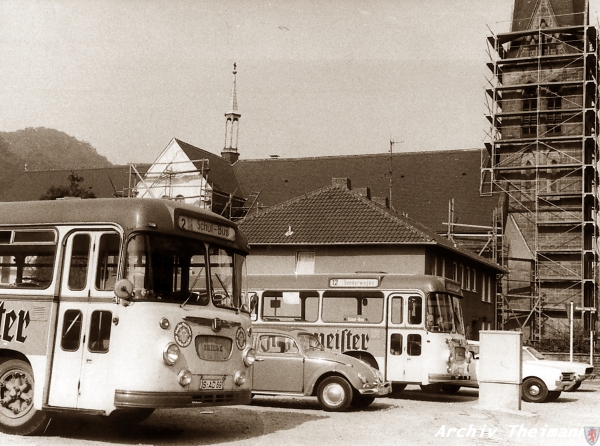 Schulbusse vor der kath. Kirche