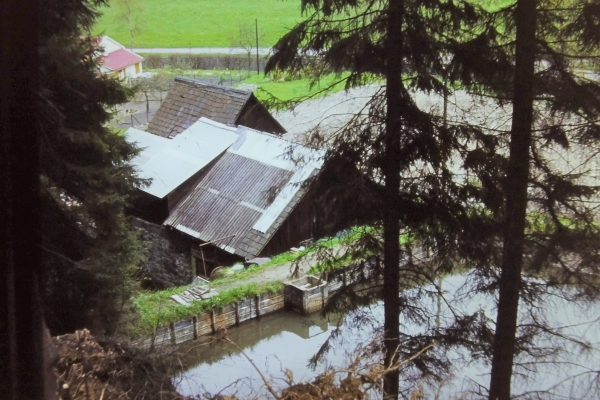 unbekannter Hof mit Teich