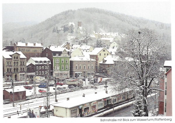 Bahnstraße mit Blick zum Wasserturm Raffenberg Winter
