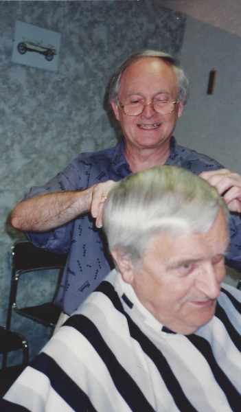 Friseur Kurt Störing bei der Arbeit