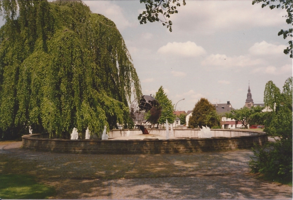 Weltkugel im Parkbrunnen