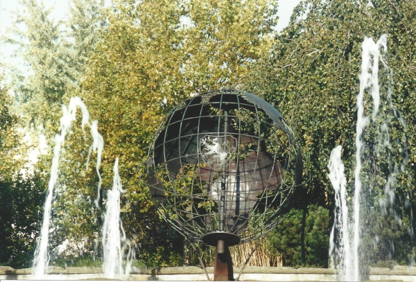 Weltkugel im Parkbrunnen