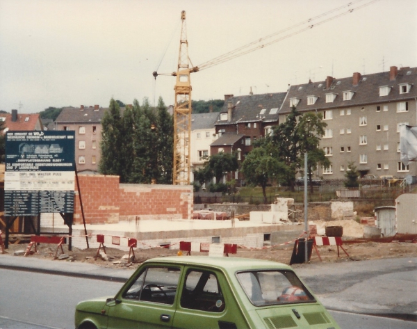 Die Dorfplatzumbauung beginnt