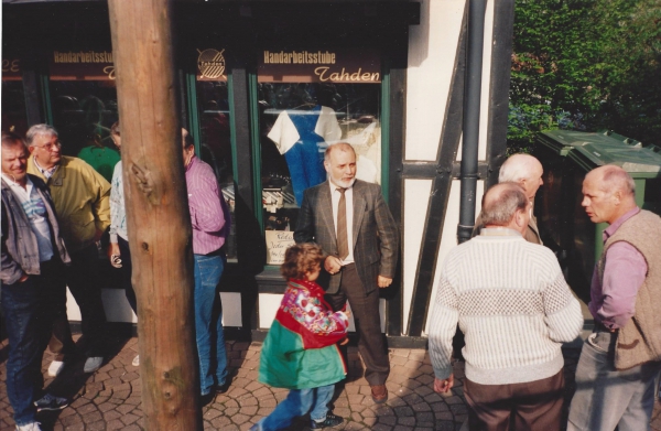 Elseyer auf dem Dorfplatz