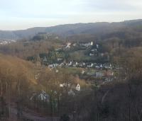 Blick über das Wesselbachtal zum Schloss