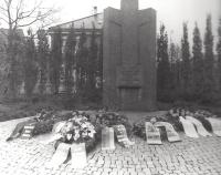 Am Mahnmal 1982