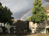 Neuer Marktplatz mit Regenbogen