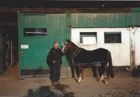 Ludwig Schucht am Pferdestall des Hofes in Reh