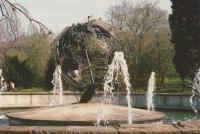 Weltkugel im Parkbrunnen