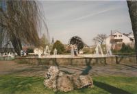 Weltkugel im Parkbrunnen