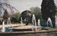 Weltkugel im Parkbrunnen